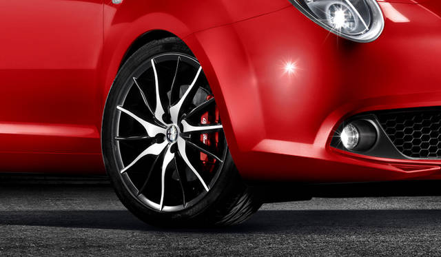 <strong>Alfa romeo MiTo Quadrifoglio Verde Limited Edition｜アルファロメオ ミト クワドロフォリオ ヴェルデ リミテッド エディション</strong>　専用のアロイホイールに215/40R18 タイヤをはく