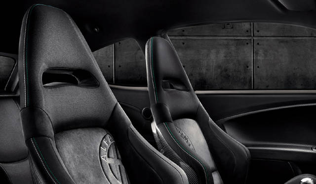 <strong>Alfa romeo MiTo Quadrifoglio Verde Limited Edition｜アルファロメオ ミト クワドロフォリオ ヴェルデ リミテッド エディション</strong>　ヘッドレスト一体式Sabelt製カーボンシェルフロントシート