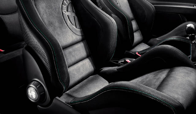 <strong>Alfa romeo MiTo Quadrifoglio Verde Limited Edition｜アルファロメオ ミト クワドロフォリオ ヴェルデ リミテッド エディション</strong>　内装は鮮やかなグリーンステッチが施される