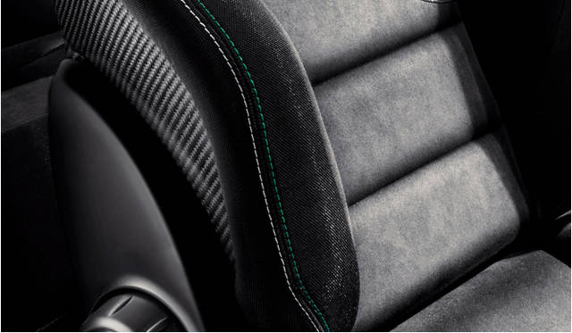 <strong>Alfa romeo MiTo Quadrifoglio Verde Limited Edition｜アルファロメオ ミト クワドロフォリオ ヴェルデ リミテッド エディション</strong>　シート素材はアルカンターラ／ファブリック
