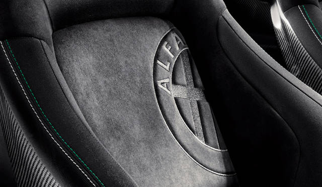 <strong>Alfa romeo MiTo Quadrifoglio Verde Limited Edition｜アルファロメオ ミト クワドロフォリオ ヴェルデ リミテッド エディション</strong>　シート素材はアルカンターラ／ファブリック