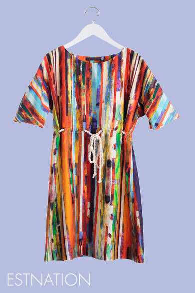 <strong>ESTNATION｜エストネーション</strong>　まるで絵画のようなプリントに、ウエストロープを合わせてトライバルな雰囲気に。ワンピース　6万8250円（HARVEY FAIRCLOTH｜ハーヴィー フェアクロス）