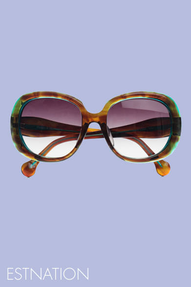 <strong>ESTNATION｜エストネーション</strong>　ブラウンとブルーのグラデーションがきれい。サングラス　2万9400円（FRENCY&MERCURY｜フレンシー アンド マーキュリー）