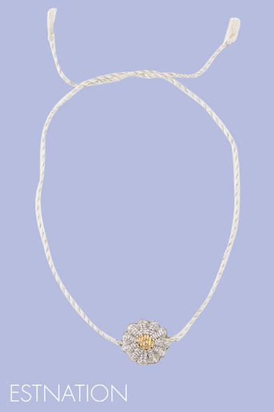 <strong>ESTNATION｜エストネーション</strong>　フラワーモチーフを手首にぐるぐる巻いて。ブレスレット　2100円（SOPHIA203｜ソフィア203）