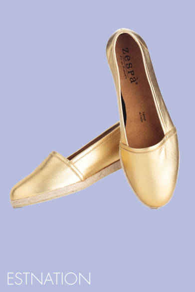 <strong>ESTNATION｜エストネーション</strong>　エスパドリーユも、こんなゴールドのシープスキンだと新鮮。フラットシューズ 2万3100円（ZESPA｜ゼスパ）