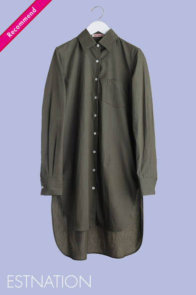 <strong>ESTNATION｜エストネーション</strong>　ロングシャツとして着てもいいし、シャツワンピースとしても◎。着こなし方のバリエーションを楽しめるのがうれしい。サファリ風なコーディネイトにもぴったり。シャツ　3万4650円（ORGANIC BY JOHN PATRICK｜オーガニック バイ ジョンパトリック）