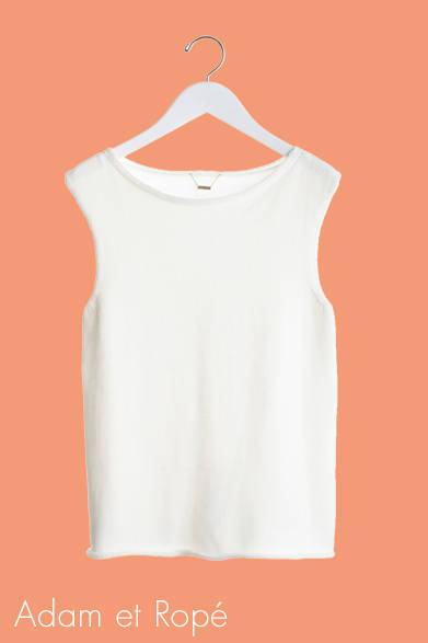 　裾が切りっぱなしになったナチュラル感がいい。広めの襟ぐりがフェミニニティを感じさせる。ノースリーブニット　2万6000円（THE ROW｜ザ ロウ）