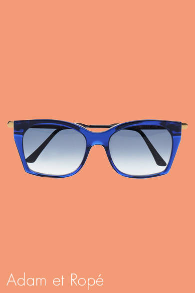 　差し色としてブルーのサングラスをチョイス。細めのテンプルにゴールドのディテールがポイント。サングラス　4万4000円（THIERRY LASRY｜ティエリー ラスリー）