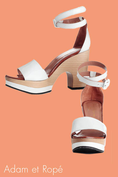 　質感のちがう白をプラスすることで、華やか＆エレガントな印象に。サンダル　8万6100円（Robert Clergerie｜ロベール クレジュリー）