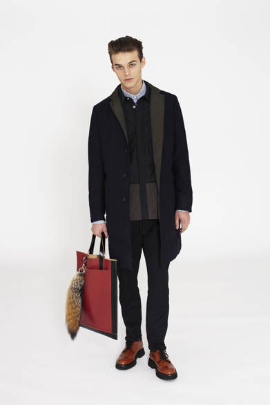 <strong>MARNI｜マルニ</strong>　深いVネックのブルゾンやダブルのオーバーコート。ディテールに目を移せばブライトカラーの襟、キルトのシャツジャケット、タータンコートのスリーブなどが目立つ。マルニの最新コレクションは、「スタイルコードを熟知した青年がそのスタイルをあえて打ち破り」と謳うように、エレガントながらも堅苦しさのないスタイルを提案。別の色の糸でモザイク模様のように文様を嵌め込むインターシャ織りのVネックニットなどからも、”やわらかなクラシック”が漂う。