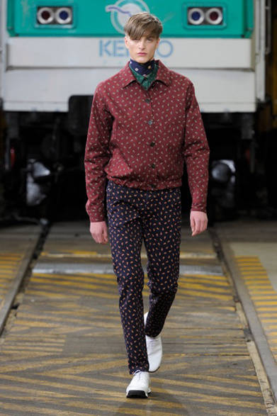 <strong>KENZO｜ケンゾー</strong>　クラシックをベースとしながらも、最新のスタイルを独自の解釈で取り入れるKENZO。 仕事と遊びに不可欠な要素というメンズウェアの基本からスタートさせ、アーバンライフのペースにフィットする軽快なコレクションだ。たとえばKENZOワール ドにとってお馴染みのプリント柄は、コレクション全体を通して、オールドファッションなペイズリー柄、チェック、ストライプや円形模様を用いている。新しいファブリックにプリントすることによって、つねに新鮮な印象に。iPhoneやiPadを入れられるポケットなど、今の生活に不可欠なディテールも備えている。