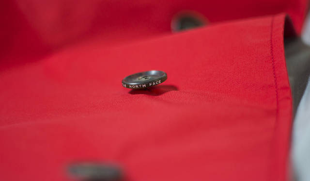 <strong>THE NORTH FACE×nanamica｜ザ・ノース・フェイス×ナナミカ</strong>　ボタンにも、ザ・ノース・フェイスの刻印。