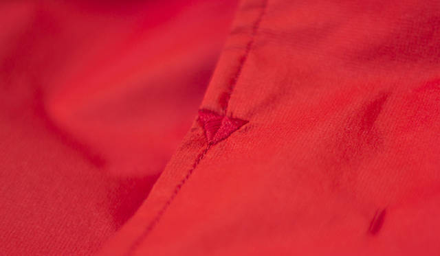 <strong>THE NORTH FACE×nanamica｜ザ・ノース・フェイス×ナナミカ</strong>　ザ・ノース・フェイスが60年代後半に採用していた補強方法であるアロータック。