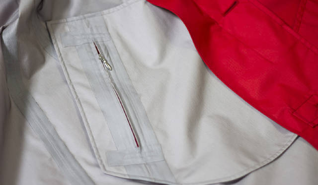 <strong>THE NORTH FACE×nanamica｜ザ・ノース・フェイス×ナナミカ</strong>　ファスナーつきスルーポケット仕様。