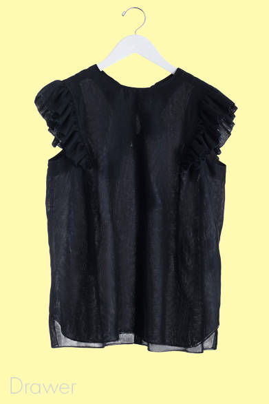 <strong>Drawer｜ドゥロワー</strong>　袖ぐりにあしらわれたフリルや、バックのリボンなど、女心をくすぐるポイント多数。ノースリーブブラウス　5万8800円（Drawer｜ドゥロワー）