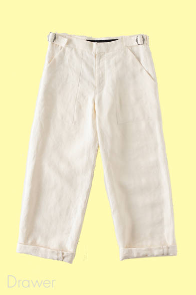<strong>Drawer｜ドゥロワー</strong>　サイドウエストのベルトアジャストでワーク風に。ウエスト深め、太いシルエットが粋。クロップトパンツ　5万400円（Drawer｜ドゥロワー）