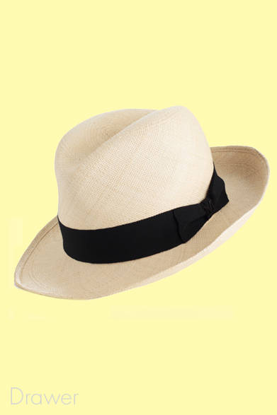 <strong>Drawer｜ドゥロワー</strong>　細かく編まれたハットに黒のグログランリボンを巻いてシックに。パナマ帽　3万8850円（MAISON MICHEL｜メゾン ミッシェル）