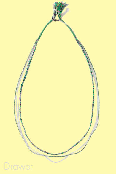 <strong>Drawer｜ドゥロワー</strong>　シルク糸のなかにシルバーチェーンが織り込まれた、どこかトライバルな印象のネックレス。１連でつけても２連でつけても。ネックレス　6万3000円（Alyssa Norton｜アリッサ ノートン）