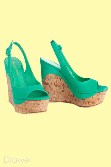 <strong>Drawer｜ドゥロワー</strong>　鮮やかなグリーンスエードにコルクソールが夏らしい。ウェッジサンダル　8万2950円（Gianvito Rossi｜ジャンヴィト・ロッシ）