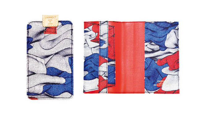 <strong>SIXPACK FRANCE × FABRICK × JONATHAN ZAWADA</strong>　左／SMART PHONE CASE 3150円、右／BOOK CASE 1890円