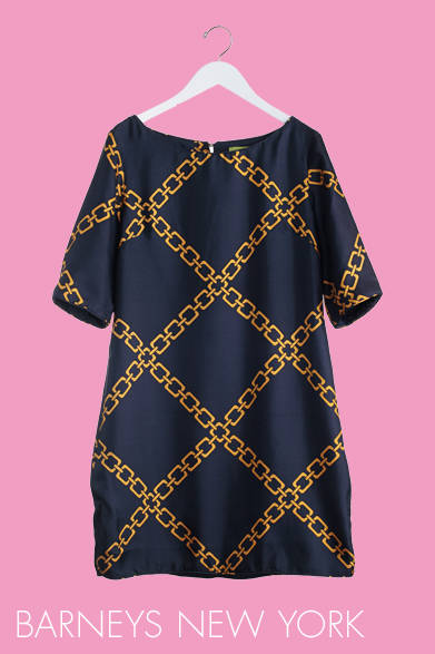 <strong>BARNEYS NEW YORK｜バーニーズ　ニューヨーク</strong>　どこかオリエンタルなチェーンプリントのグラフィックが個性的。着こなしやすいボックスシルエット。サックドレス　4万950円（ELIZABETH McKAY｜エリザベス マッケイ）