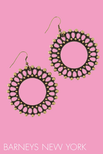 <strong>BARNEYS NEW YORK｜バーニーズ　ニューヨーク</strong>　大振りなリングがインパクト大。ピアス 9450円（SAMANTHA WILLS｜サマンサ ウィルス）