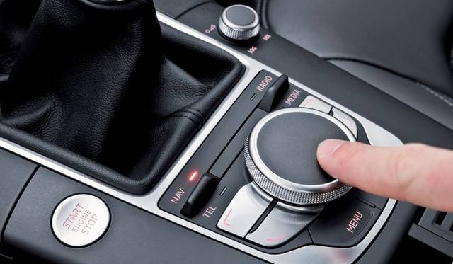 センタートンネルのダイヤル上部がタッチパッドになっている（写真はCES2012）