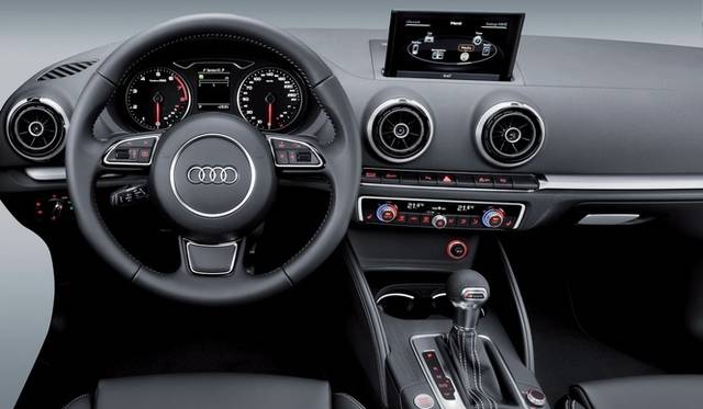 新型A3のカットモデルに搭載された audi connectのMMI（写真はCES2012）