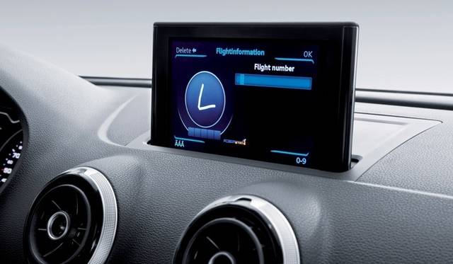 画面はタッチパッドとダイヤル周りのボタンで操作を行う（写真はCES2012）