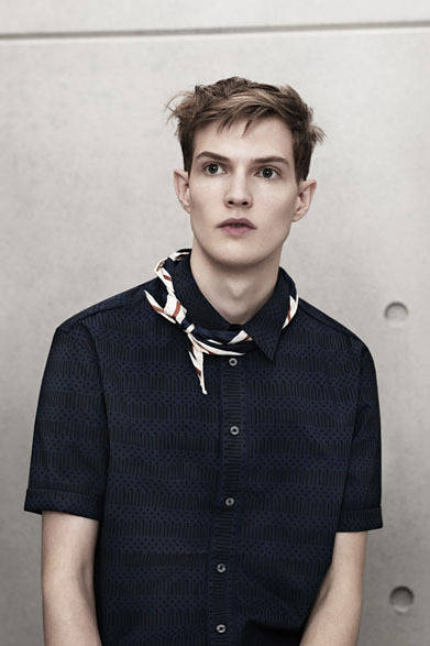 <strong>H&M｜エイチ&エム</strong>　「MARNI at H&M」メンズコレクション　シャツ4990円、シルクスカーフ1990円