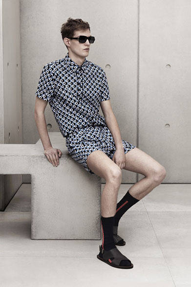 <strong>H&M｜エイチ&エム</strong>　「MARNI at H&M」メンズコレクション　シャツ4990円、スイムトランクス2990円、サングラス1990円