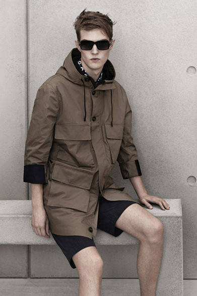 <strong>H&M｜エイチ&エム</strong>　「MARNI at H&M」メンズコレクション　パーカ1万5990円、ショートパンツ4490円