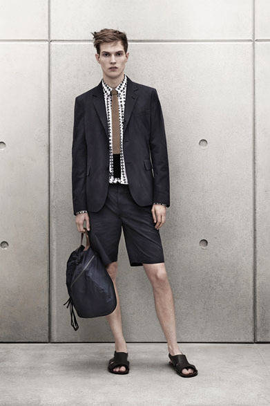 <strong>H&M｜エイチ&エム</strong>　「MARNI at H&M」メンズコレクション　ブレザー1万1990円、シャツ5490円、ショートパンツ4490円