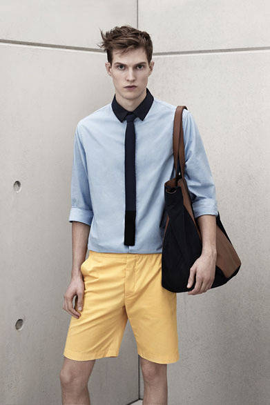 <strong>H&M｜エイチ&エム</strong>　「MARNI at H&M」メンズコレクション　シャツ5490円、ショートパンツ4490円、ネクタイ1990円