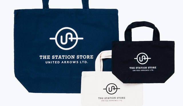 <strong>UNITED ARROWS｜ユナイテッドアローズ</strong>　『THE STATION STORE UNITED ARROWS LTD. Echika fit 東京店』』　人気のオリジナルロゴトートバッグは、大1890円、小1260円。