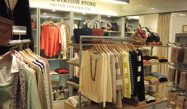 <strong>UNITED ARROWS｜ユナイテッドアローズ</strong>　『THE STATION STORE UNITED ARROWS LTD. Echika fit 東京店』』　トレンドアイテムが揃うファッションコーナー。