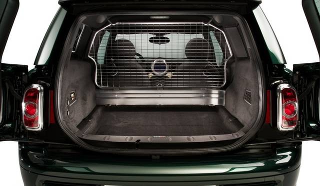 <strong>MINI Clubvan concept｜ミニ クラブバン コンセプト</strong>　荷室は全面がブラックのライナーが敷かれる