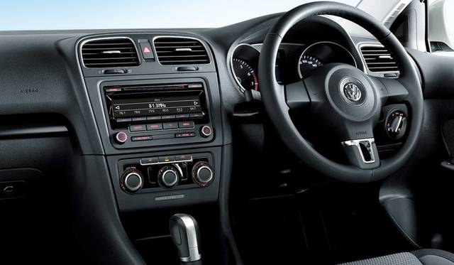 <strong>Volkswagen Golf Variant TSI Trendline BlueMotion Technology｜フォルクスワーゲン ゴルフ ヴァリアント TSIトレンドライン ブルーモーション テクノロジー</strong>　ステアリングはレザー3本スポークとなる