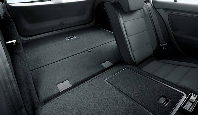 <strong>Volkswagen Golf Variant TSI Trendline BlueMotion Technology｜フォルクスワーゲン ゴルフ ヴァリアント TSIトレンドライン ブルーモーション テクノロジー</strong>　後席は6:4分割可倒式