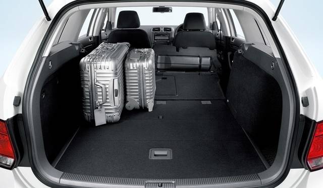 <strong>Volkswagen Golf Variant TSI Trendline BlueMotion Technology｜フォルクスワーゲン ゴルフ ヴァリアント TSIトレンドライン ブルーモーション テクノロジー</strong>　ヴァリアントならではの広大な収納容積をもつ