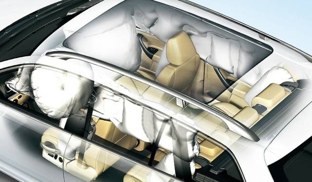 <strong>Volkswagen Golf Variant TSI Trendline BlueMotion Technology｜フォルクスワーゲン ゴルフ ヴァリアント TSIトレンドライン ブルーモーション テクノロジー</strong>　エアバッグは、フロント（運転席/助手席）、サイド（前席左右/後席左右）、左右カーテンの合計８点が備わる