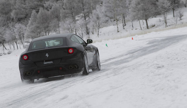 <strong>Ferrari FF｜フェラーリ FF</strong>　