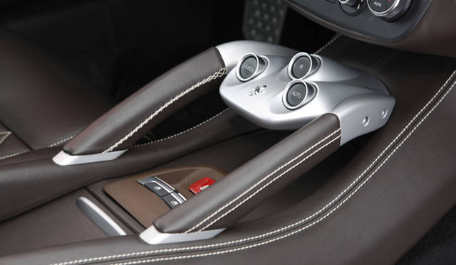 <strong>Ferrari FF｜フェラーリ FF</strong>　