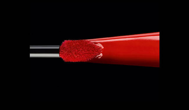 <strong>YVES SAINT LAURENT｜イヴ・サンローラン</strong>　パテのようなユニークな形状が、リップラインのエッジも巧みにデザインする。