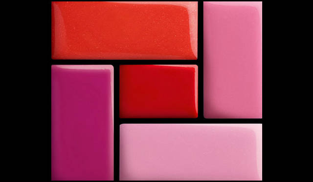 <strong>YVES SAINT LAURENT｜イヴ・サンローラン</strong>　YSL定番ルージュ「ルージュ ピュールクチュール」の香りにフレッシュさがくわわった「ルージュ ピュールクチュール ヴェルニ」のためのみずみずしい甘さが魅力のフルーティフローラルの香りも新鮮。