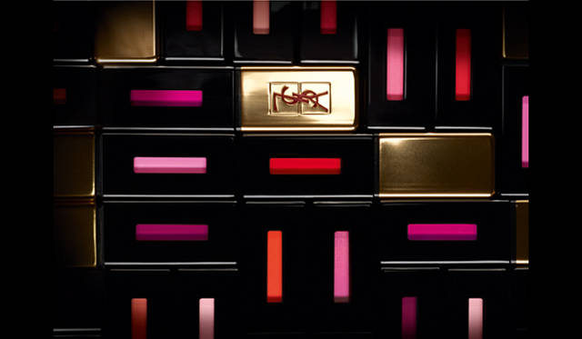 <strong>YVES SAINT LAURENT｜イヴ・サンローラン</strong>　漆黒のガウンをまとったボディとコントラストをなすゴールドのキャップがスタイリッシュなパッケージ。