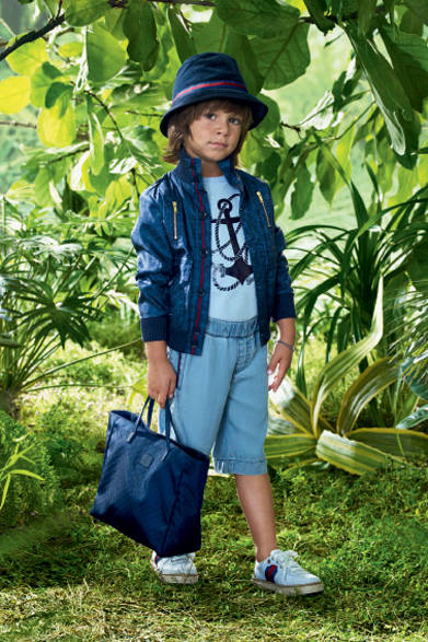 <strong>GUCCI｜グッチ</strong>　ネイビーカラーで統一したマリンなコーディネイトはTシャツの碇マークがポイント。ジャケット4万9350円、Tシャツ1万3650円、ショーツ2万1000円、トートバッグ3万9900円、ハット、シューズ 参考商品　Courtesy of Gucci