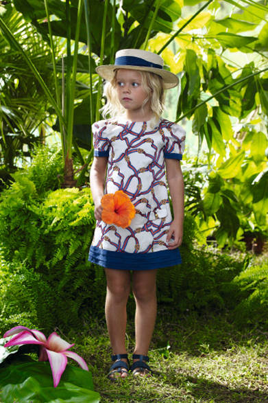 <strong>GUCCI｜グッチ</strong>　ウェブストライプリボンのプリントをほどこしたドレスは今季の注目アイテム。ストローハット2万7300円、ワンピース3万3600、サンダル 参考商品  Courtesy of Gucci