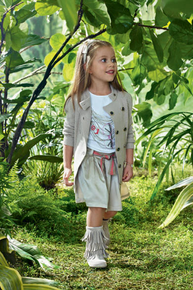 <strong>GUCCI｜グッチ</strong>　品の良いアイテムに、アクティブなフリンジブーツを組み合わせたスタイルは大人もぜひ見習いたいところ。ジャケット4万2000円、Tシャツ1万6800円、スカート2万1000円、ブーツ2万5200 Courtesy of Gucci