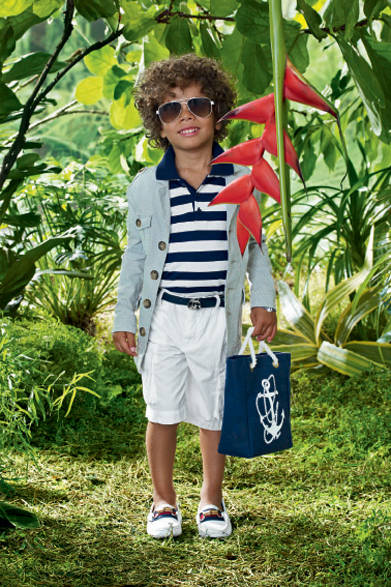 <strong>GUCCI｜グッチ</strong>　大人も顔負けな、品良さが際立つリゾートスタイル。ジャケット 4万5150円、トートバッグ3万9900円、ポロシャツ 2万4150円、ショーツ 2万2050円、シューズ3万450円  Courtesy of Gucci